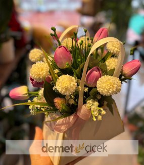 Çantada Islak Laleli Yapay Aranjman